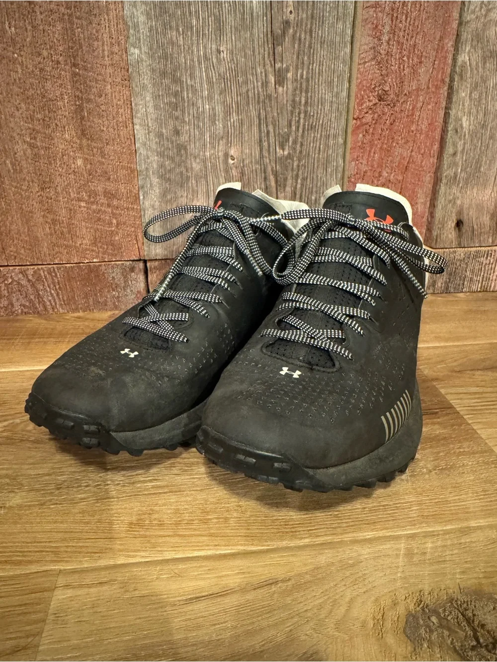 Under Armour Horizon Men’s 9.5 Black Trail Running Shoes with Red Accents